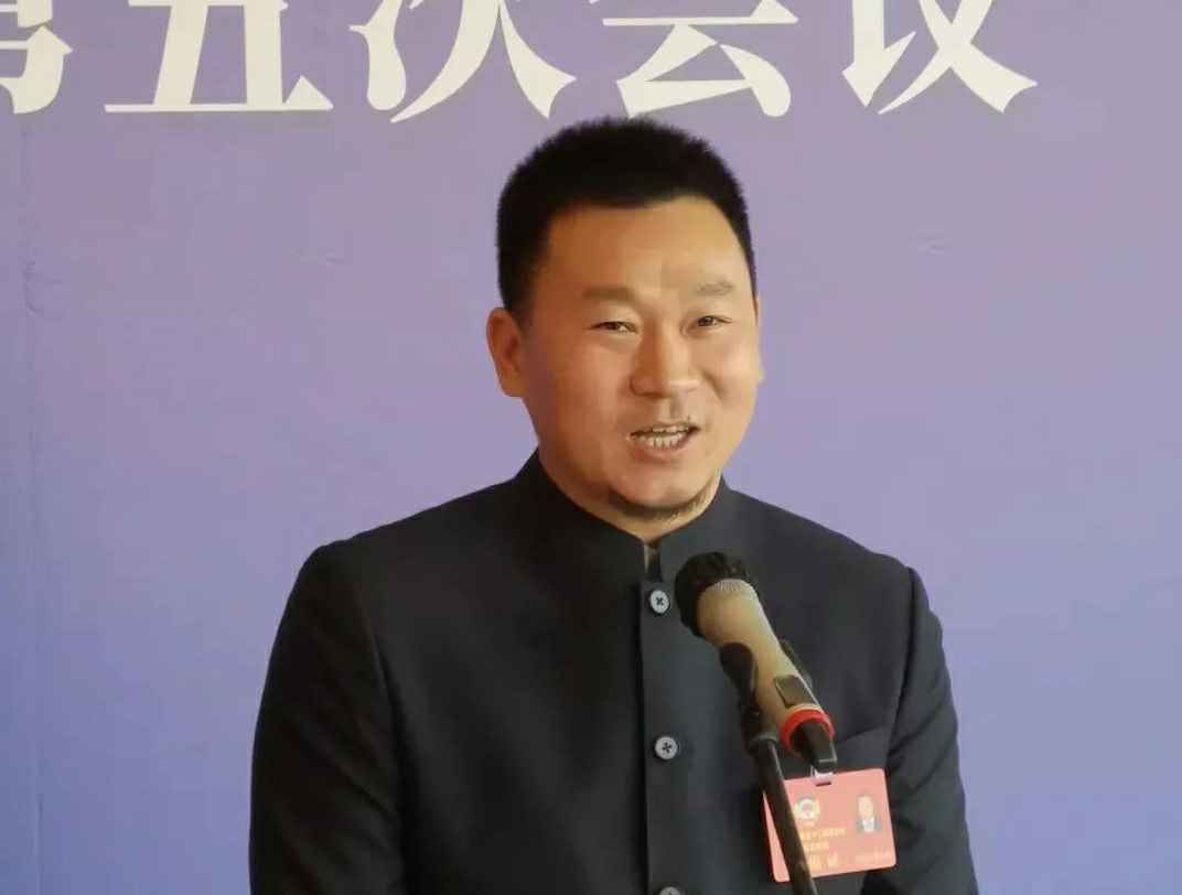 为进一步展示市政协团结、民主、开放、自信的形象，向市民和网友展示政协委员的履职风采，中山市政协十二届五次会议在2月4日上午开幕前开设“委员通道”，市政协委员、开云·官方端在线入口-开云(中国)公司总经理陈朝阳走进“委员通道”，回应社会关切的问题。他就如何做好城市应急管理规划的问题进行发言，并回答记者提问。.jpg